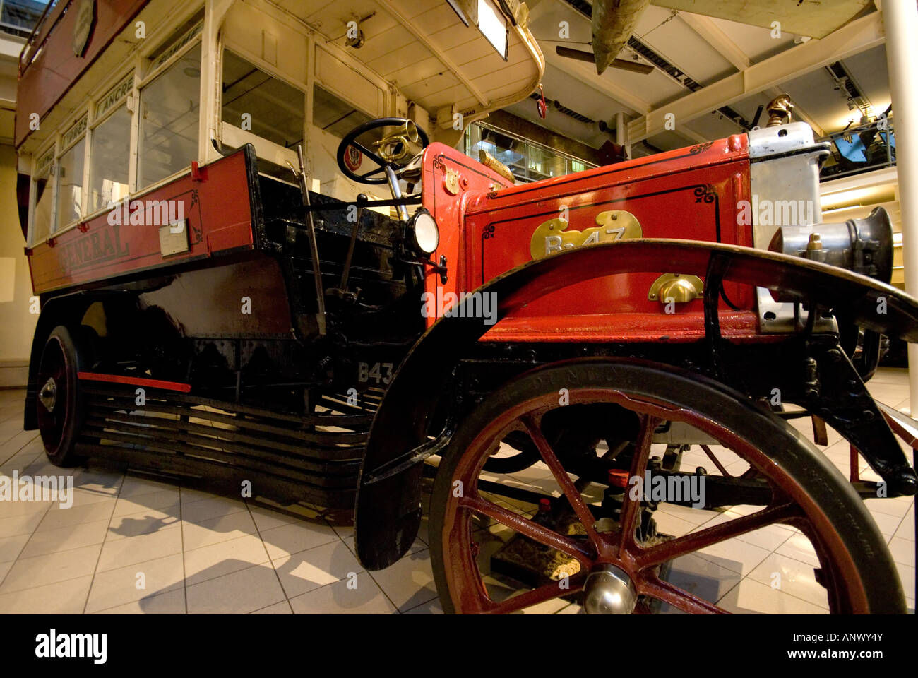 Général,première red bus des transports de Londres à l'imperial War Museum Banque D'Images