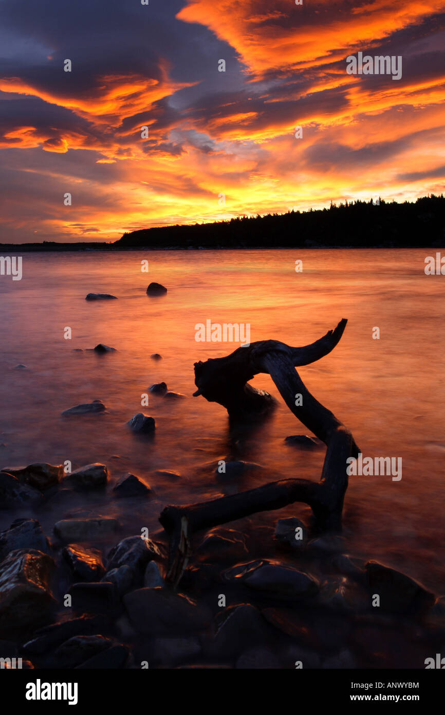 Lever de soleil sur l'Upperwaterton Lake, Canada, Alberta, Waterton Lakes National Park Banque D'Images