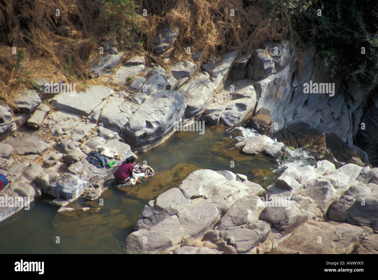 L'Afrique, l'Éthiopie, Oromo Girl dans la rivière, près du village de Melka Kuntre Banque D'Images
