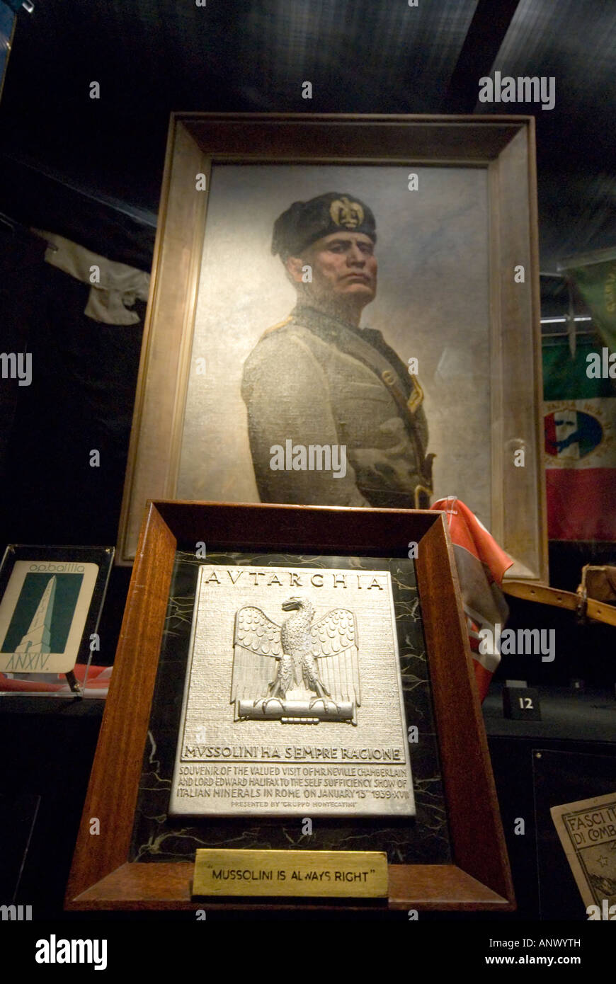 Dépeint de Benito Mussolini, photo de la croix gammée,eagle imperial War Museum London Banque D'Images