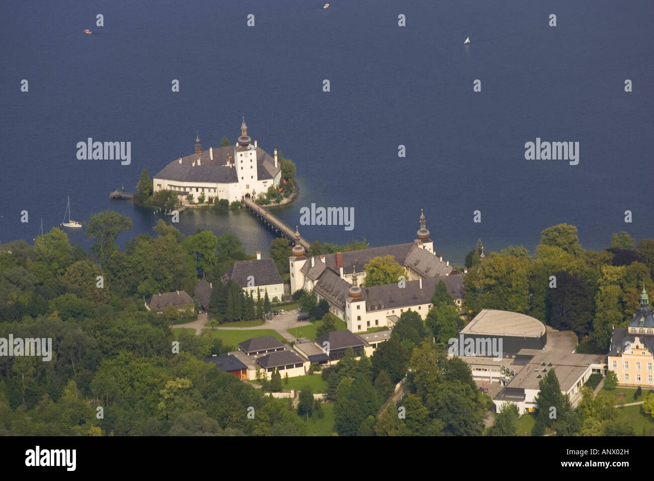 Vue aérienne de l'église Orth, Autriche, Salzkammergut, Gmunden Banque D'Images