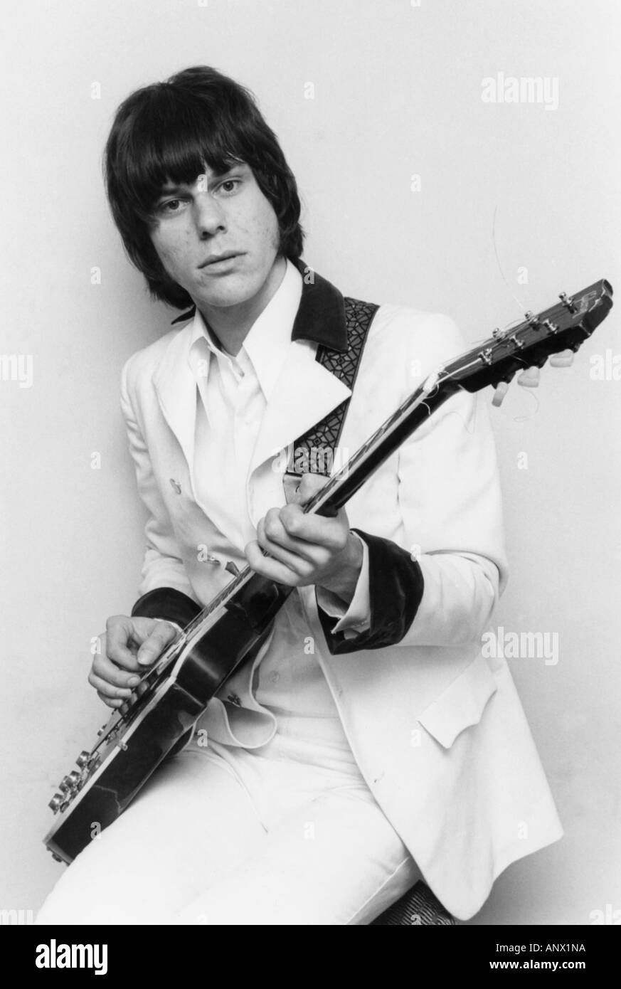 JEFF BECK guitariste rock britannique backstage au Saville Theatre de Londres en mars 1967 Banque D'Images