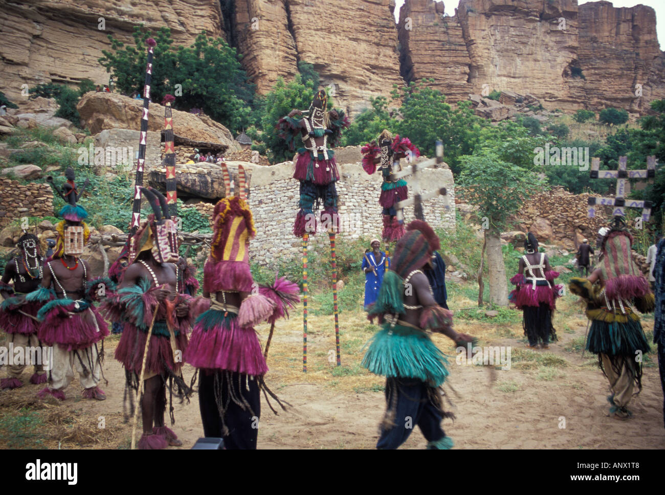 Danseurs masqués sous le village de Nombori Dogon, au Mali, en Afrique. Banque D'Images