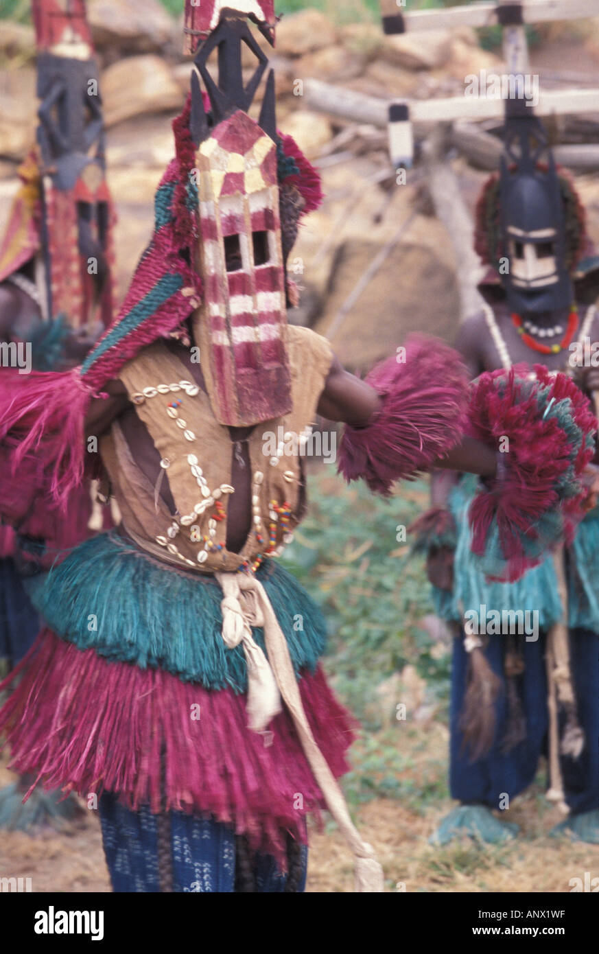 Les spectacles de danse Dogon masqué d'une cérémonie traditionnelle, dans  le village de Nombori, Mali, Afrique (MR Photo Stock - Alamy