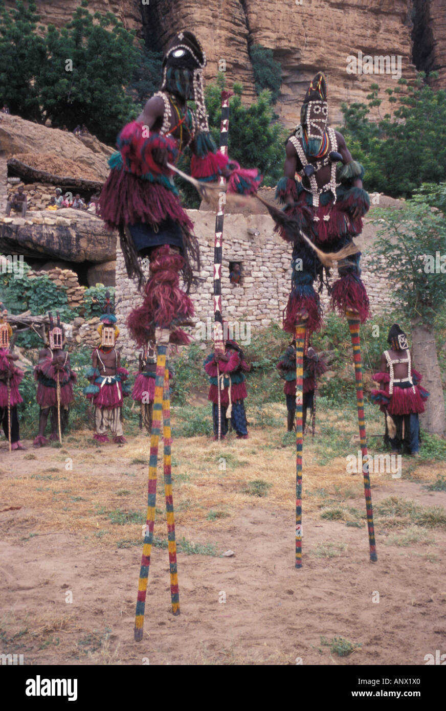 Dogon masqué danseurs sur échasses effectuer une cérémonie traditionnelle dans le village de Nombori, au Mali, d'Afrique (MR) Banque D'Images