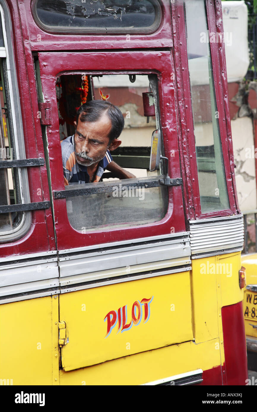 Chauffeur de bus dans son véhicule, l'Inde, Kalkutta Banque D'Images