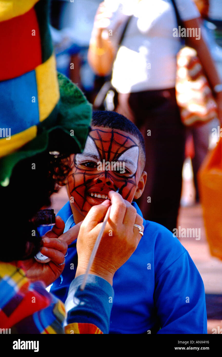 L'Afrique, Afrique du Sud, Cape Town, Victoria & Alfred Waterfront. Kids front face painting booth. Peinture Clown visage d'enfant. Banque D'Images