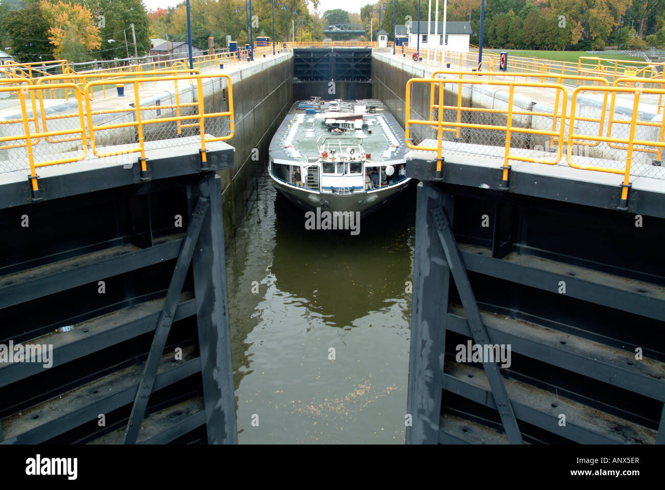 Erie Canal Waterford New York NY sur ouverture de porte verrou pour permettre de passer d'un navire sur le canal Banque D'Images