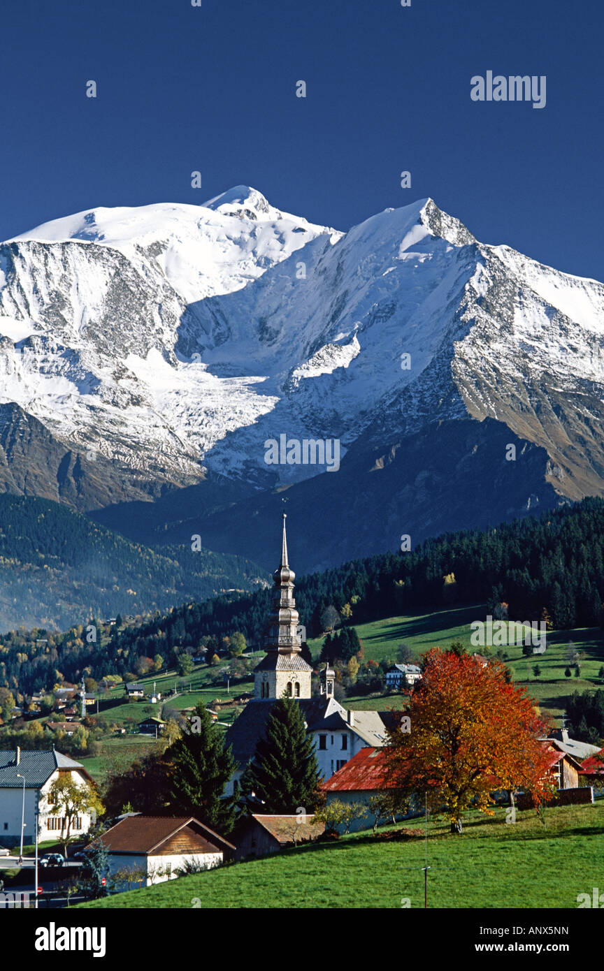 Village De Combloux Et Le Mont Blanc La Plus Haute Montagne