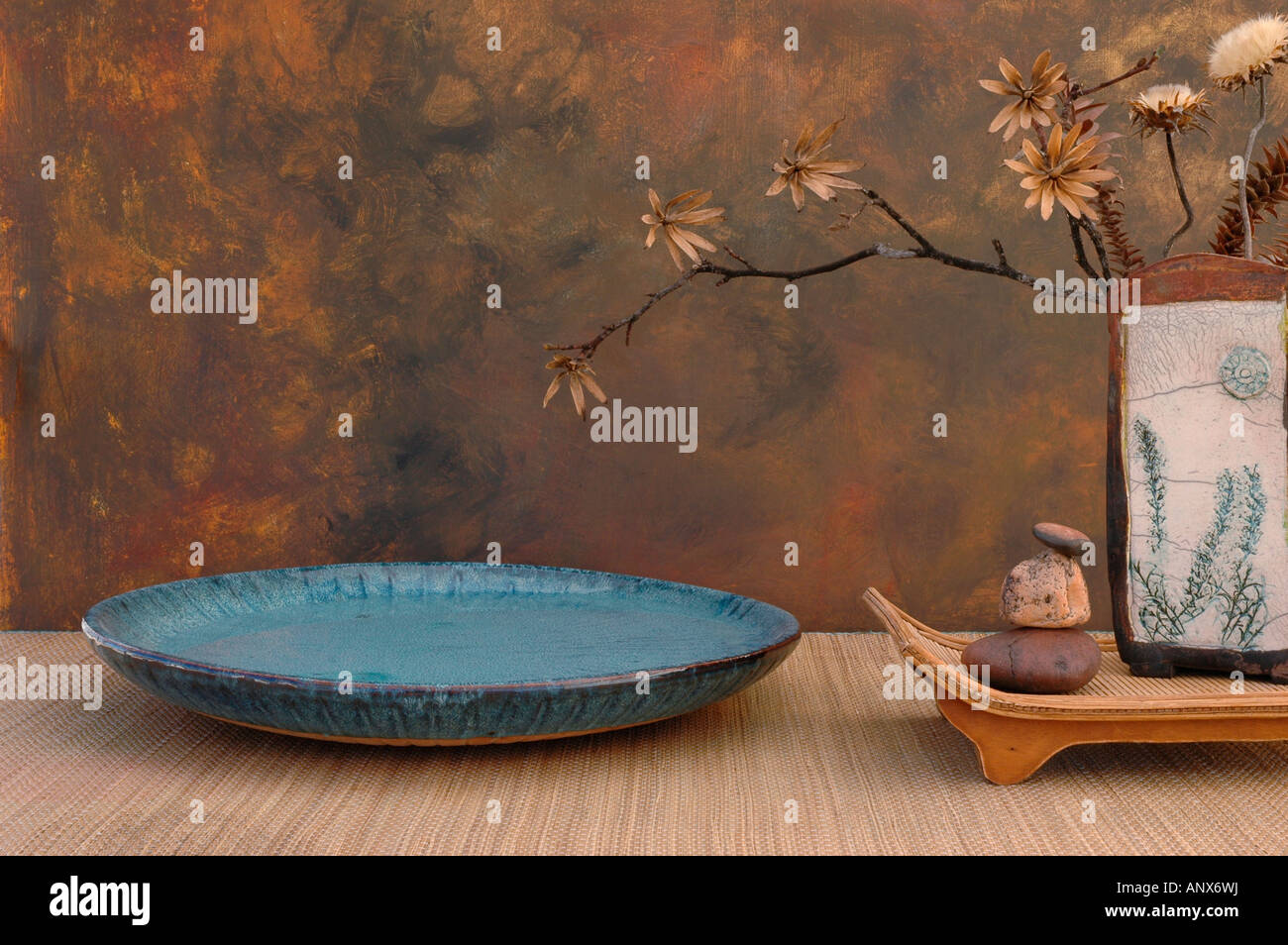 Zen spa still life Vase en Raku avec fleurs séchées naturelles et des pierres du bassin Banque D'Images