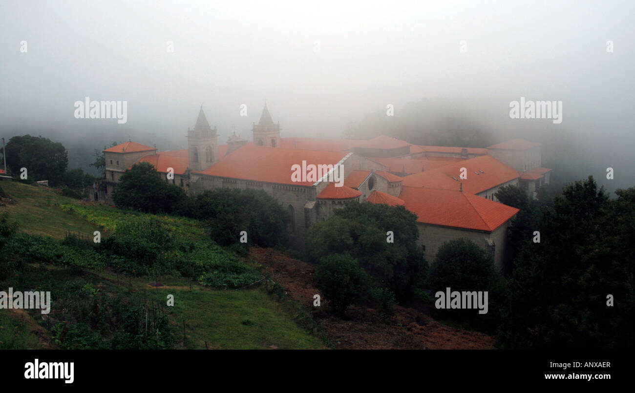Monastère de Santo Estevo (Parador) sur un matin brumeux en Galice, Espagne Banque D'Images