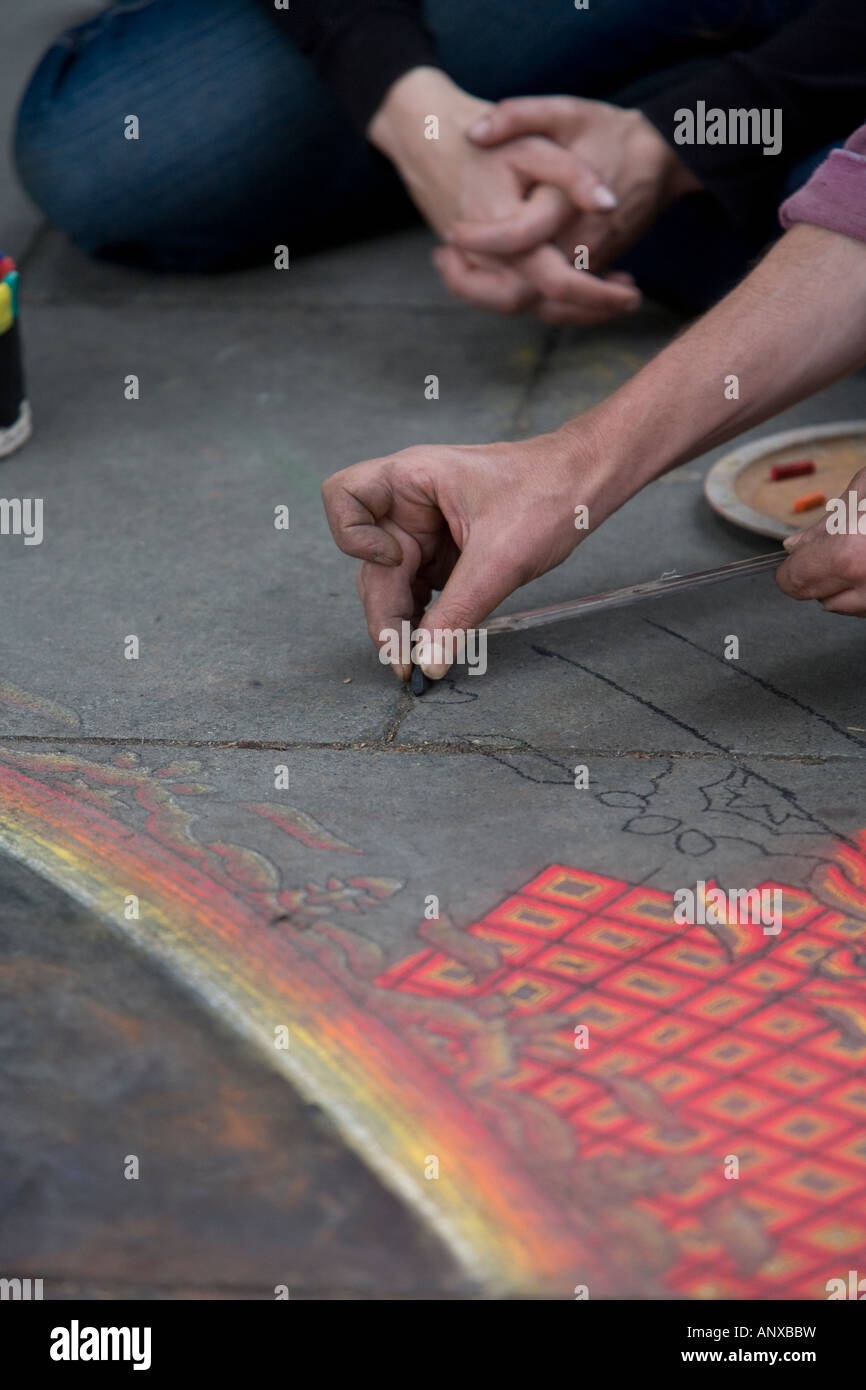 Les artistes de rue s'appuyant sur la chaussée Banque D'Images