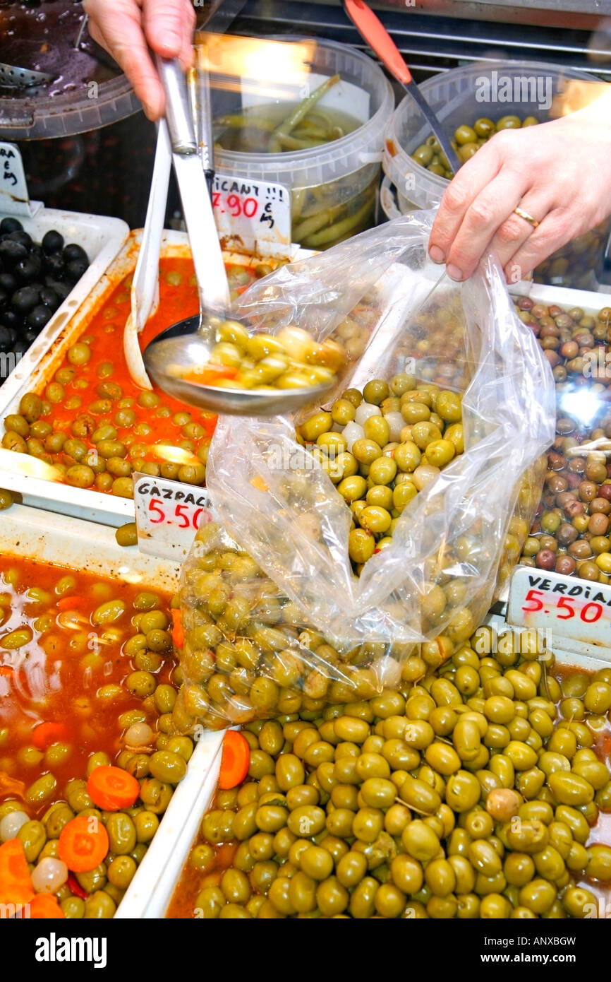 Olives pour la vente. Marché de La Boqueria Barcelone Espagne Banque D'Images