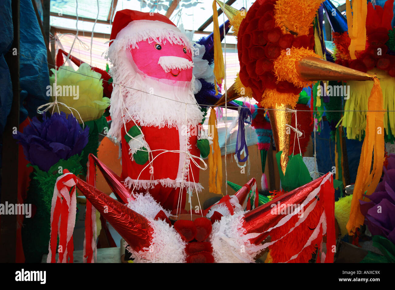 Piñatas accrocher dans un décrochage à Zihuatanejo au Mexique. Banque D'Images