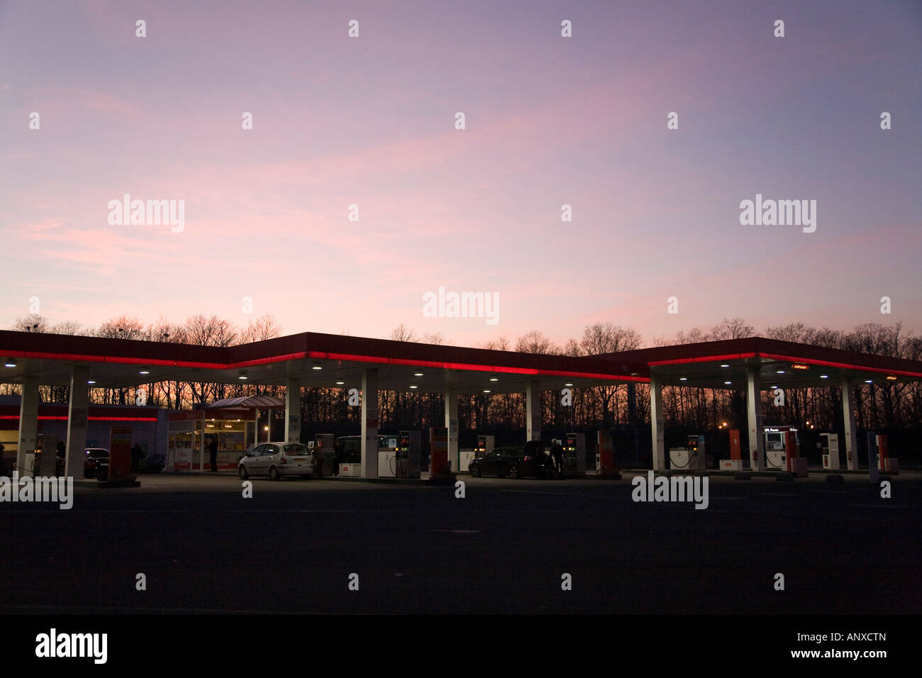 L'essence française parvis de la gare. Personnes occupant contre le Ciel de coucher du soleil. Banque D'Images