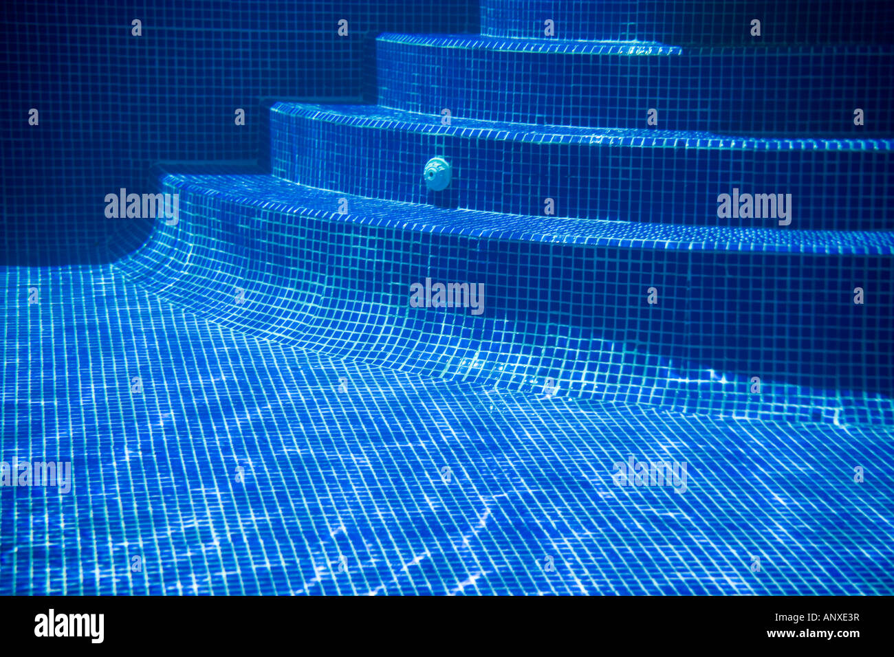 Étapes incurvée avec des réflexions sur une mosaïque , piscine Banque D'Images
