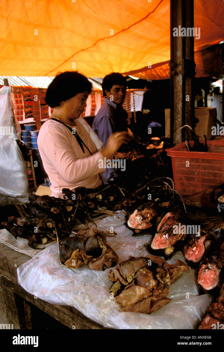 L'Asie, l'Indonésie, Sulawesi du Nord, Langoan Minahasa, marché. Commerce de viande Banque D'Images