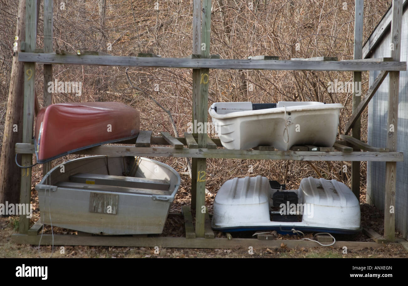 Les petits bateaux sur un rack de stockage pour l'hiver Banque D'Images