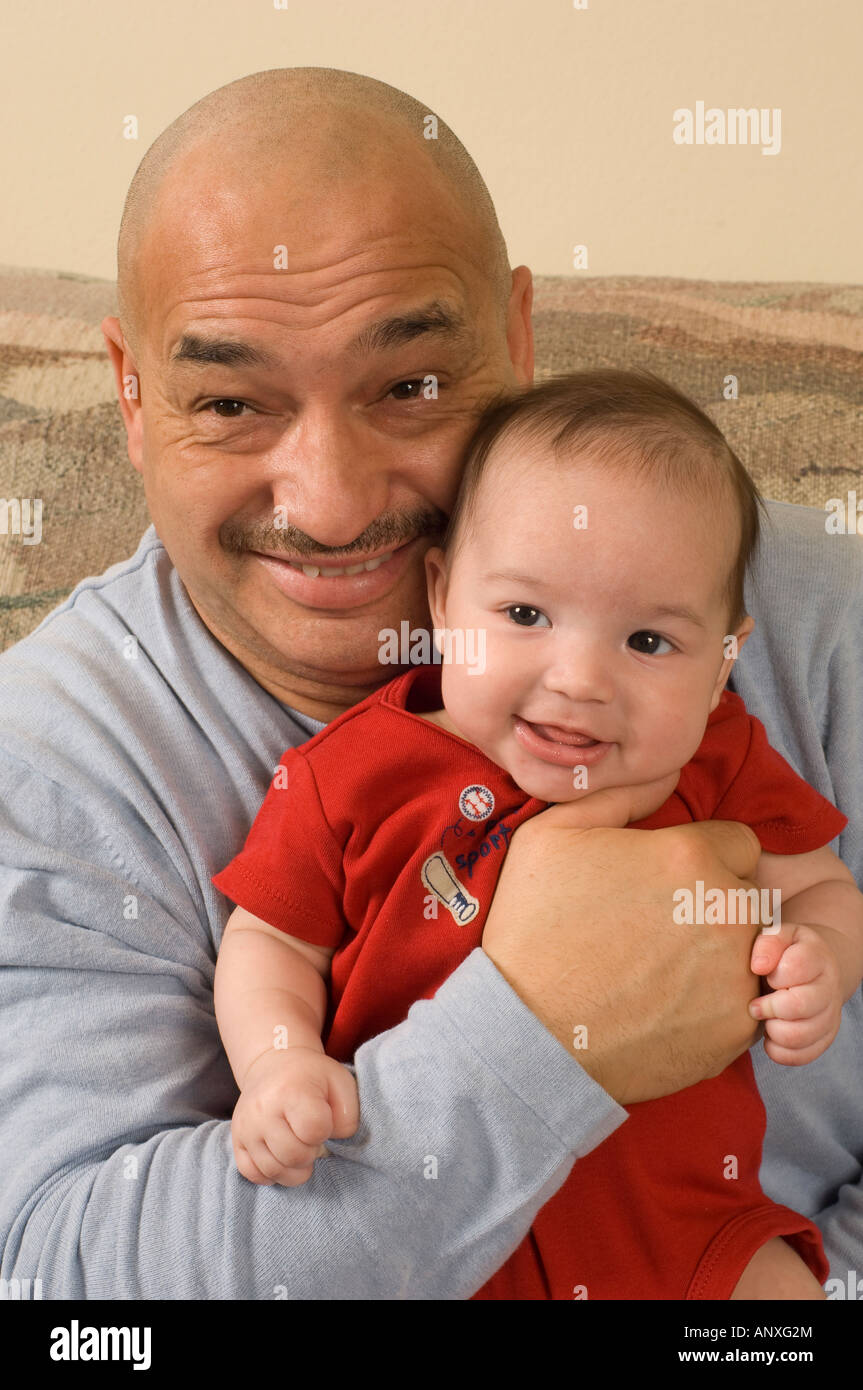 3 mois bébé garçon portrait avec père Portoricain Hispanique Banque D'Images