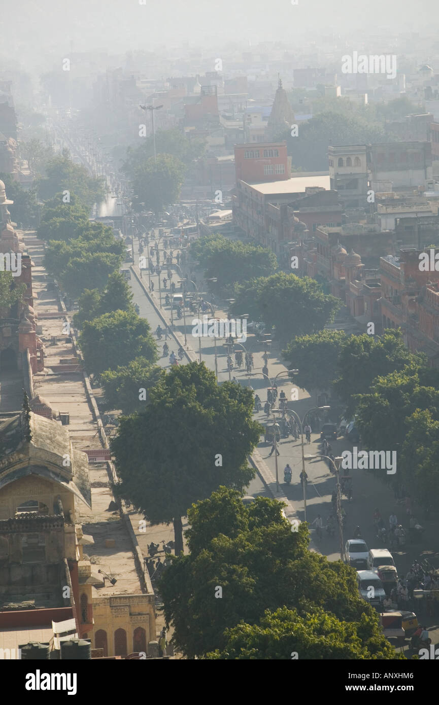 L'INDE, Rajasthan, Jaipur : Bazar de trafic Chandpol Iswari Minar Swarga Sal (Ciel) Minaret Piercing Banque D'Images