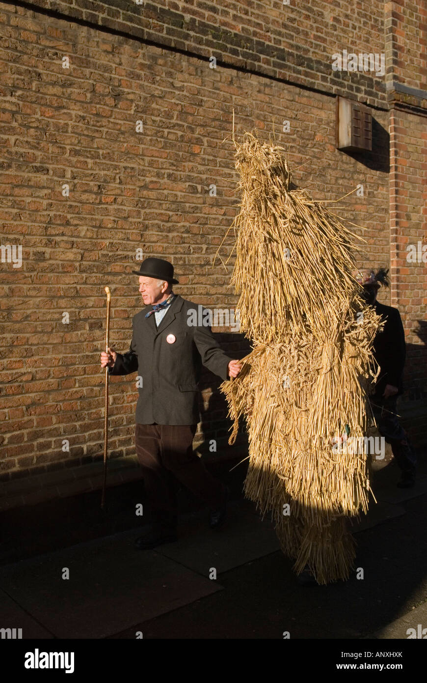 Événement folklorique annuel de l'Angleterre en janvier. Straw Bear Festival Whittlesea Whittlesey. Paille Bear et manipulateur. Cambridgeshire UK années 2008 2000 HOMER SYKES Banque D'Images