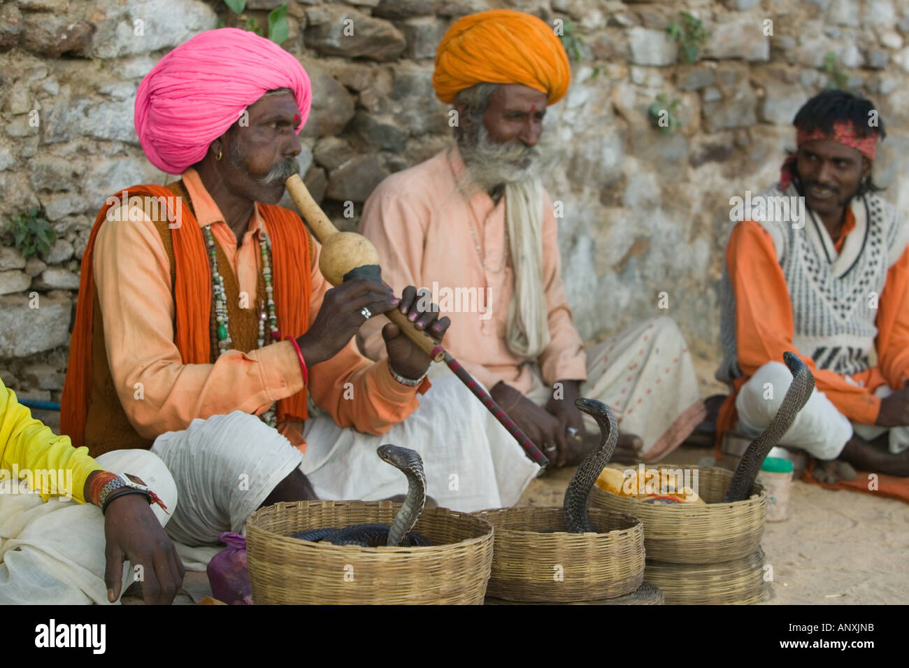 L'INDE, Rajasthan, Pushkar : PUSHKAR CAMEL FAIR, Indian charmeurs de Cobras (MR) avec Banque D'Images
