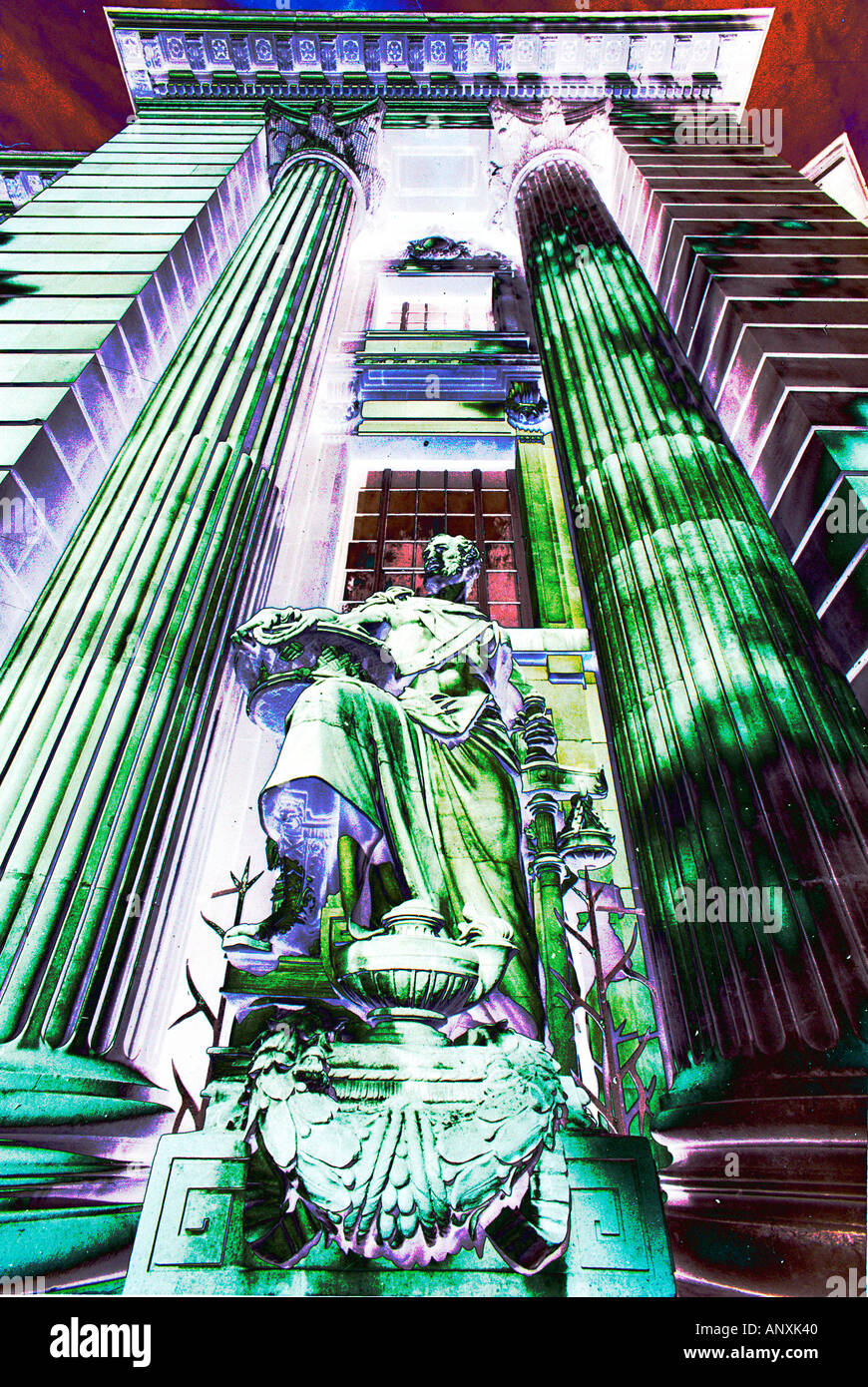 Statue en milieu de grand style grec romaine dorique central colonnes london angleterre uk résumé effet filtre appliqué Banque D'Images