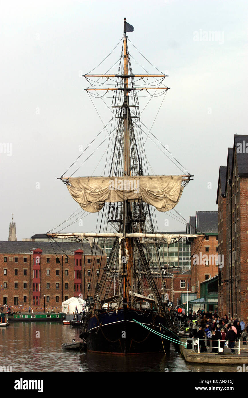 Comte de Pembroke trois mâts barque rig c 1790. Pembroke a été construit en Suède Pukavik, comme l'une des dernières goélettes à trois mâts, en 1945. Le bois qu'elle dans la mer Baltique et la côte Est jusqu'à être désarmé à Thisted, Danemark en 1974. La voile carrée a acheté son entreprise en 1979 et elle a subi une restauration complète qui a commencé en 1985. En 1994, elle a été commandée dans les trois mâts barque en bois du 18ème siècle qu'elle est aujourd'hui. Le port de Gloucester, Gloucester, Gloucestershire, Angleterre Banque D'Images