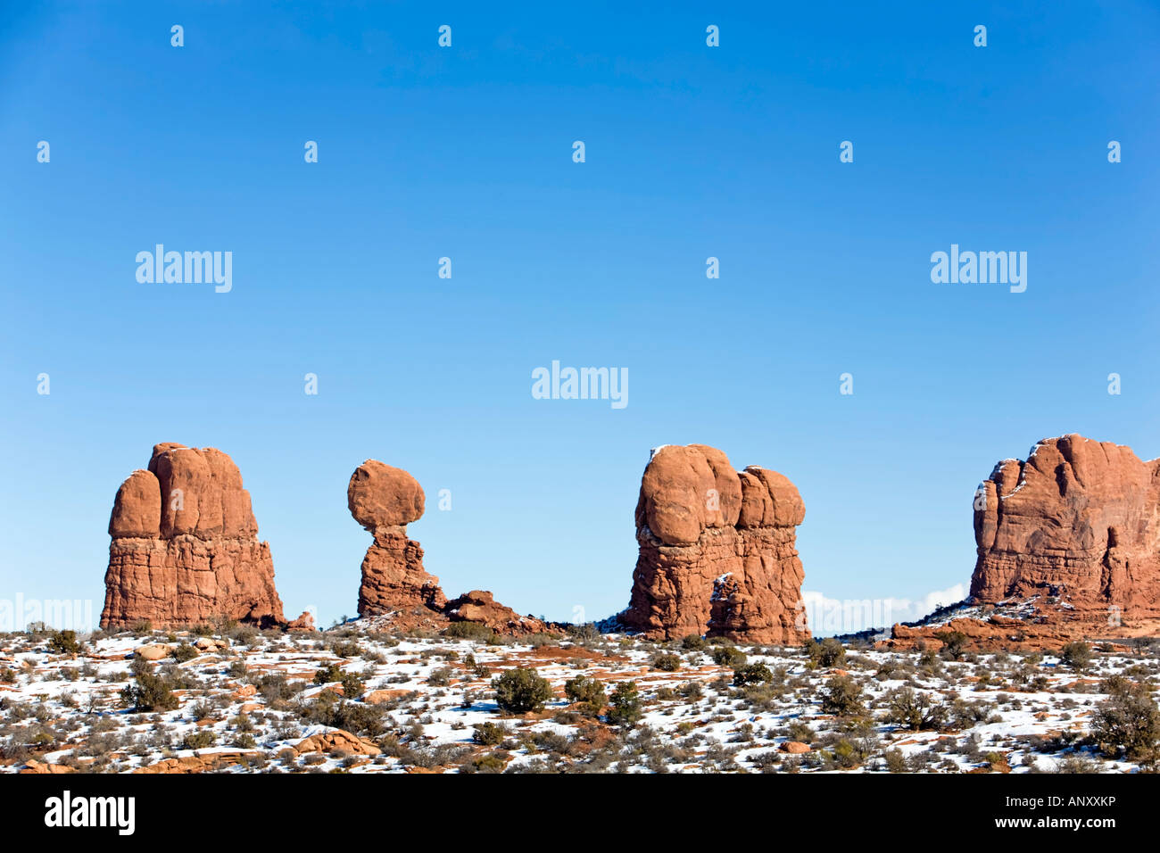 Arches National Park dans le sud de l'Utah. Tours de grès et de roche équilibre en hiver paysage désertique Banque D'Images