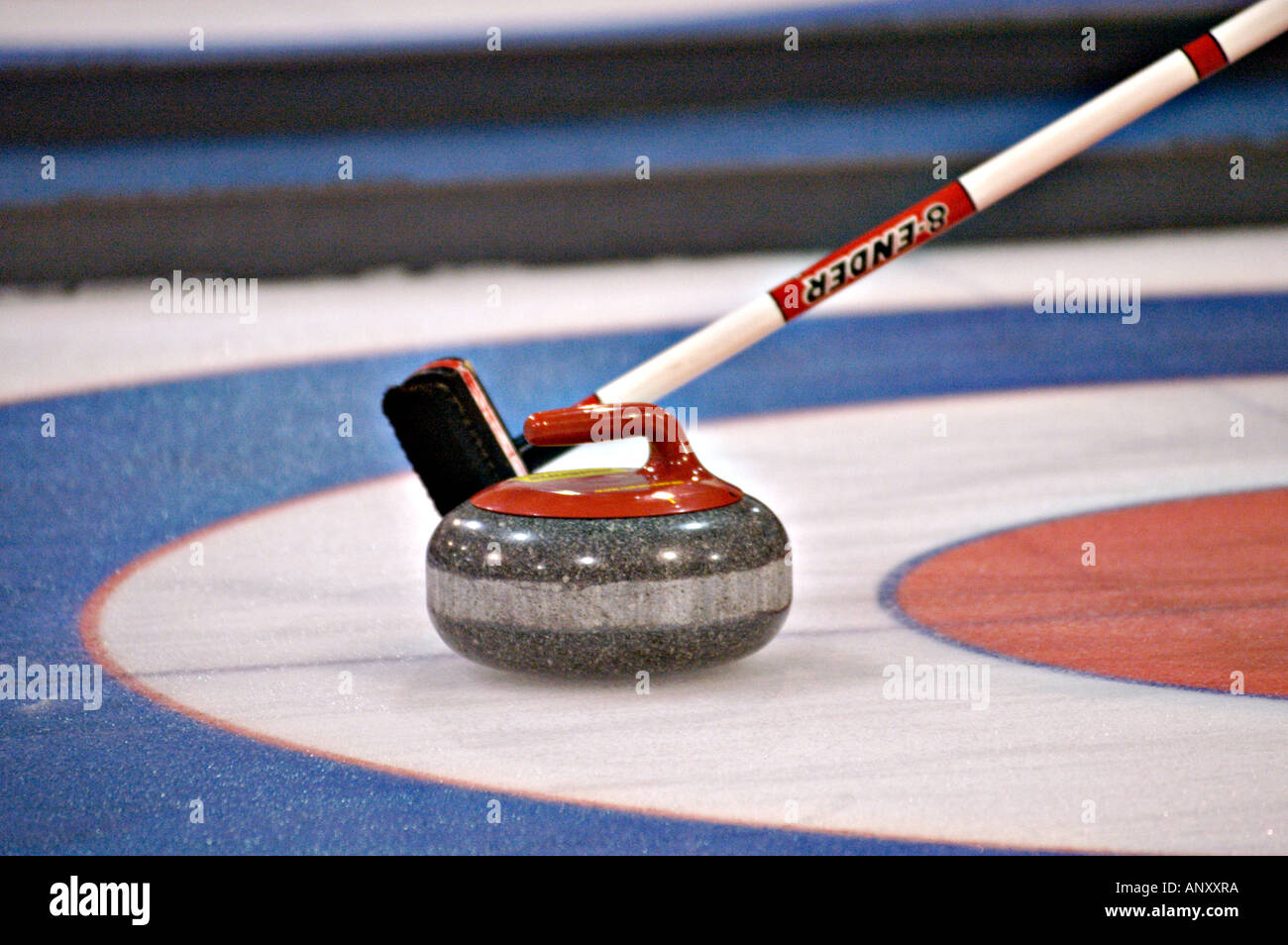 Pierre de curling et de balais Photo Stock - Alamy