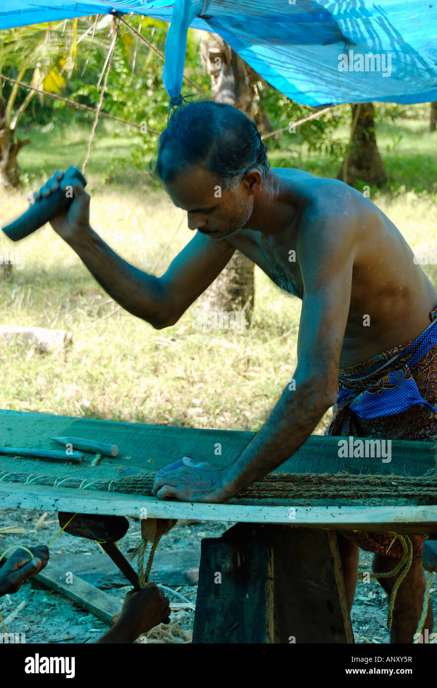 Réparations pêcheur un bateau en bois Banque D'Images