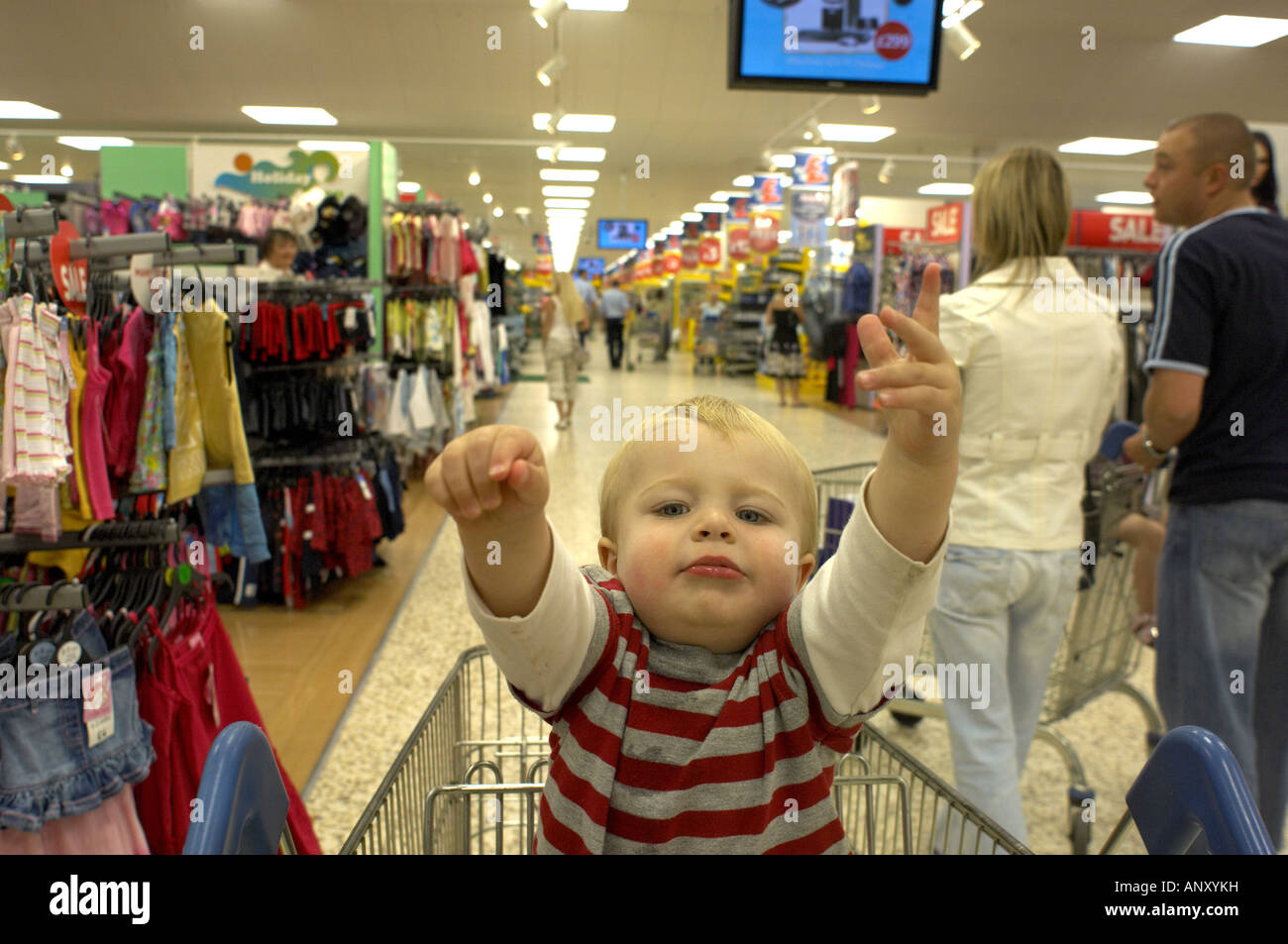Un An Bebe Garcon Est Assis Dans Un Caddie Dans Un Supermarche Photo Stock Alamy