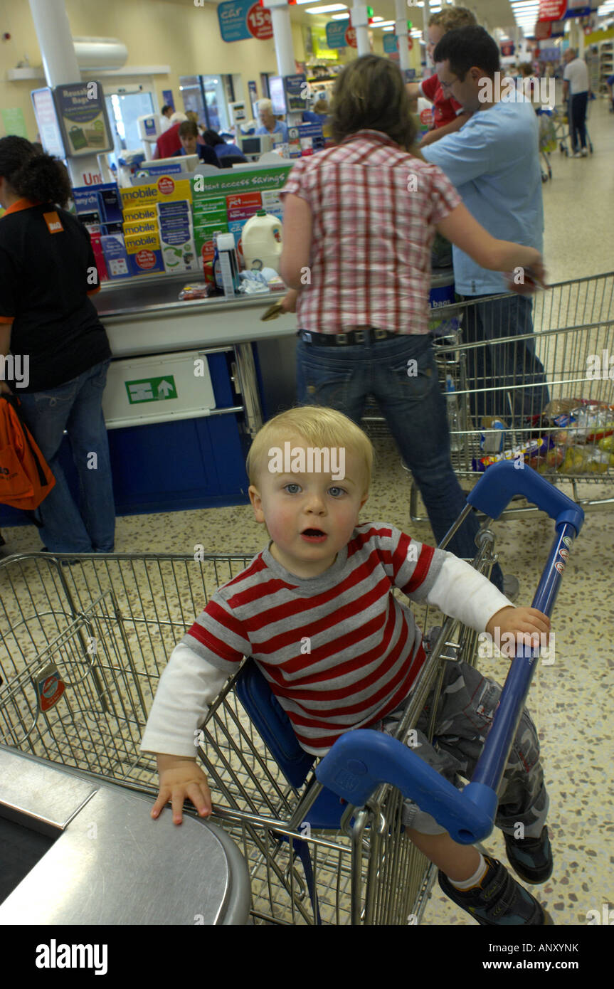 Un An Bebe Garcon Est Assis Dans Un Caddie Dans Un Supermarche Check Out Photo Stock Alamy