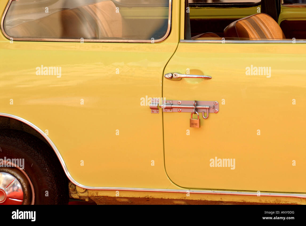 Cadenas sur la porte de Mr Bean s Mini Cooper Londres Angleterre 2403 2007 Banque D'Images