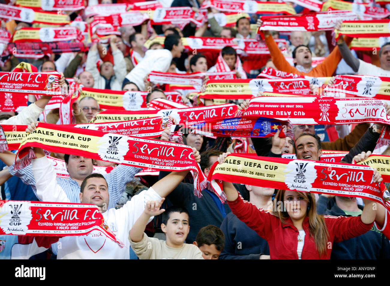 Mosaïque avec des écharpes faites par Sevilla FC fans avant la demi-finale  de la Coupe UEFA contre Osasuna Photo Stock - Alamy