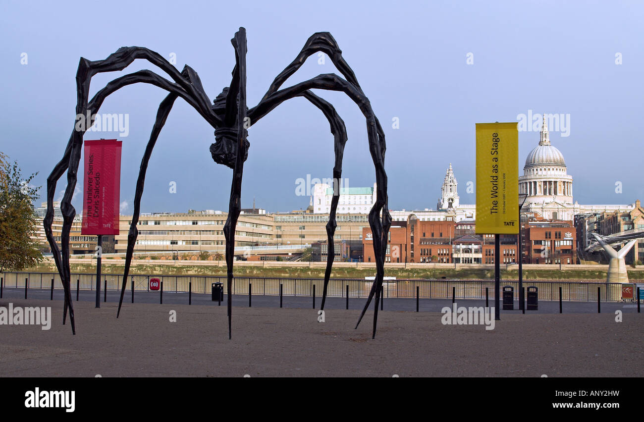 Le géant Maman araignée et la Cathédrale St Paul à Londres Banque D'Images