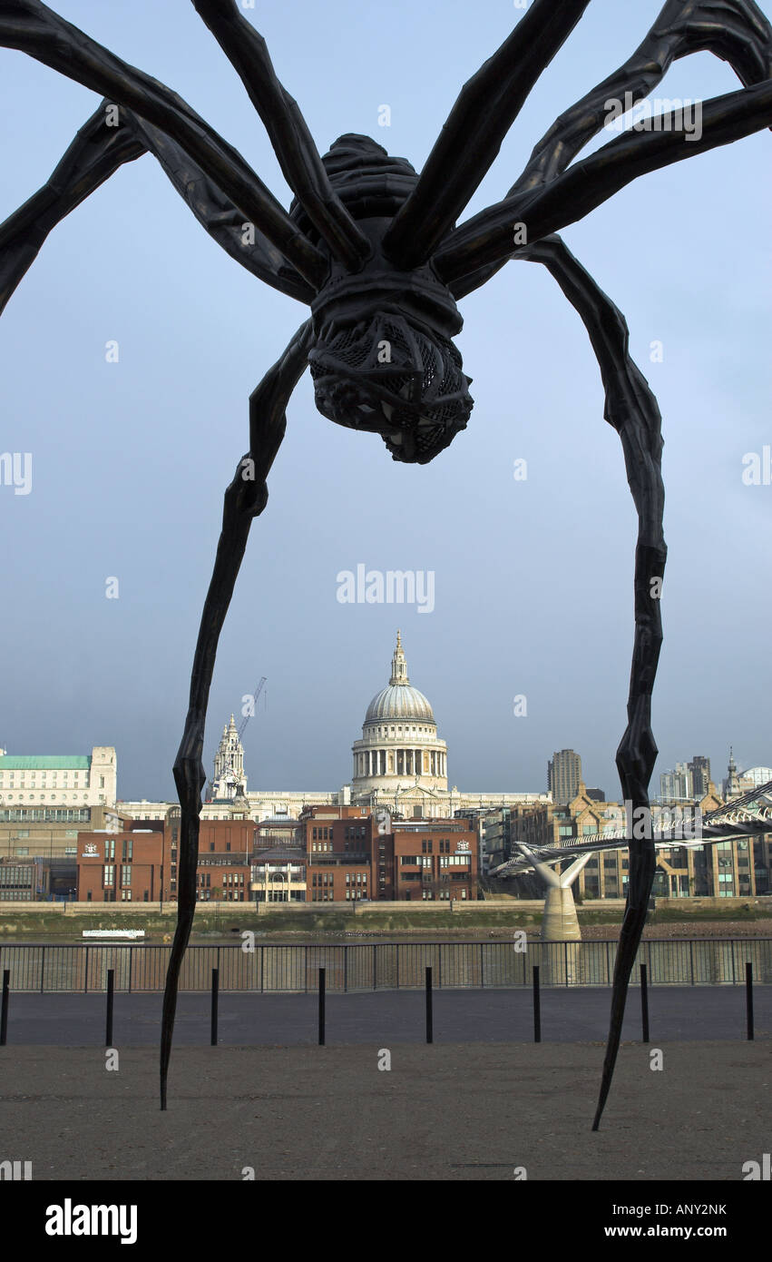 Le géant Maman araignée et la Cathédrale St Paul à Londres Banque D'Images