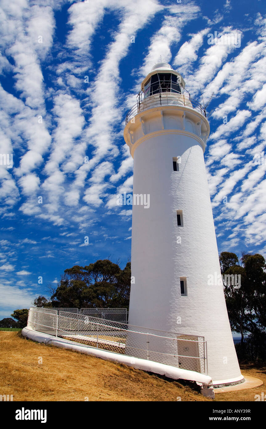 L'Australie, la Tasmanie, Wynyard. Phare du Cap sur la table avec les formations de nuages de maquereau. Banque D'Images