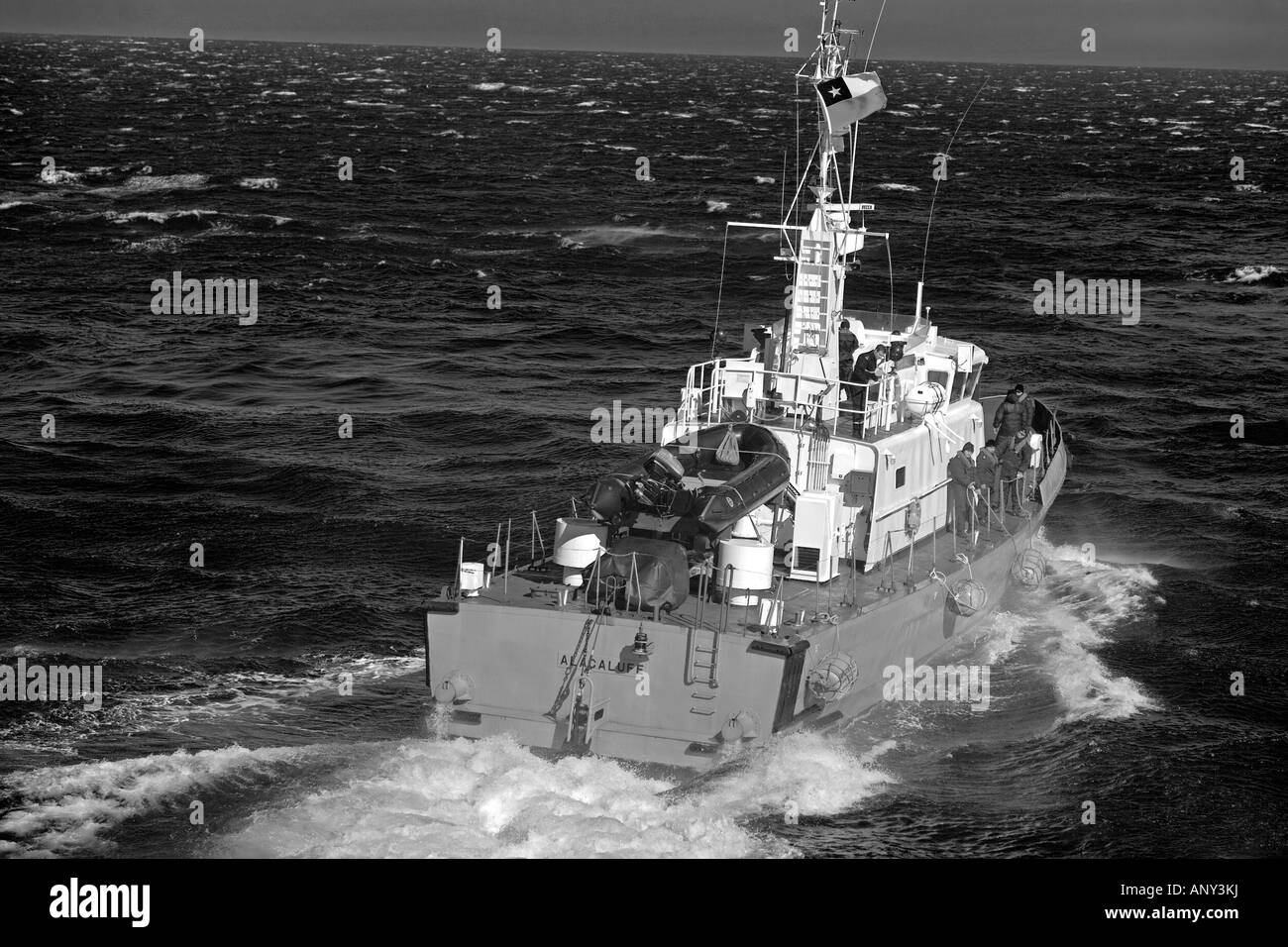 Le Chili, la Terre de Feu. Un bateau-pilote de la Marine chilienne répond à une expédition bateau tandis qu'il entre dans le détroit de Magellan. Banque D'Images