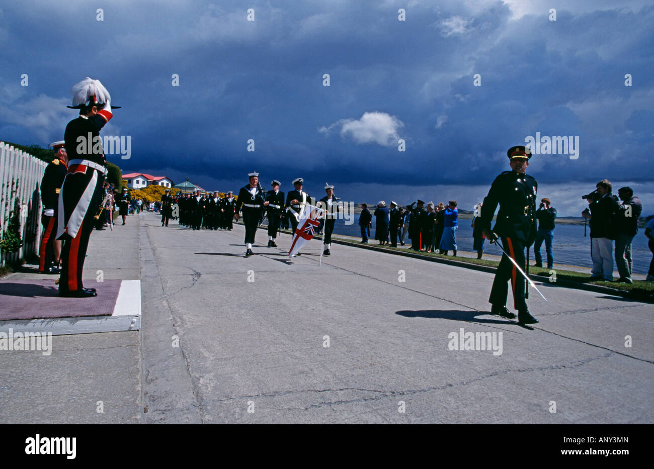 Îles Falkland, East Falkland, Stanley. Gouverneur de saluer la prise de force de défense des îles Falkland. Banque D'Images