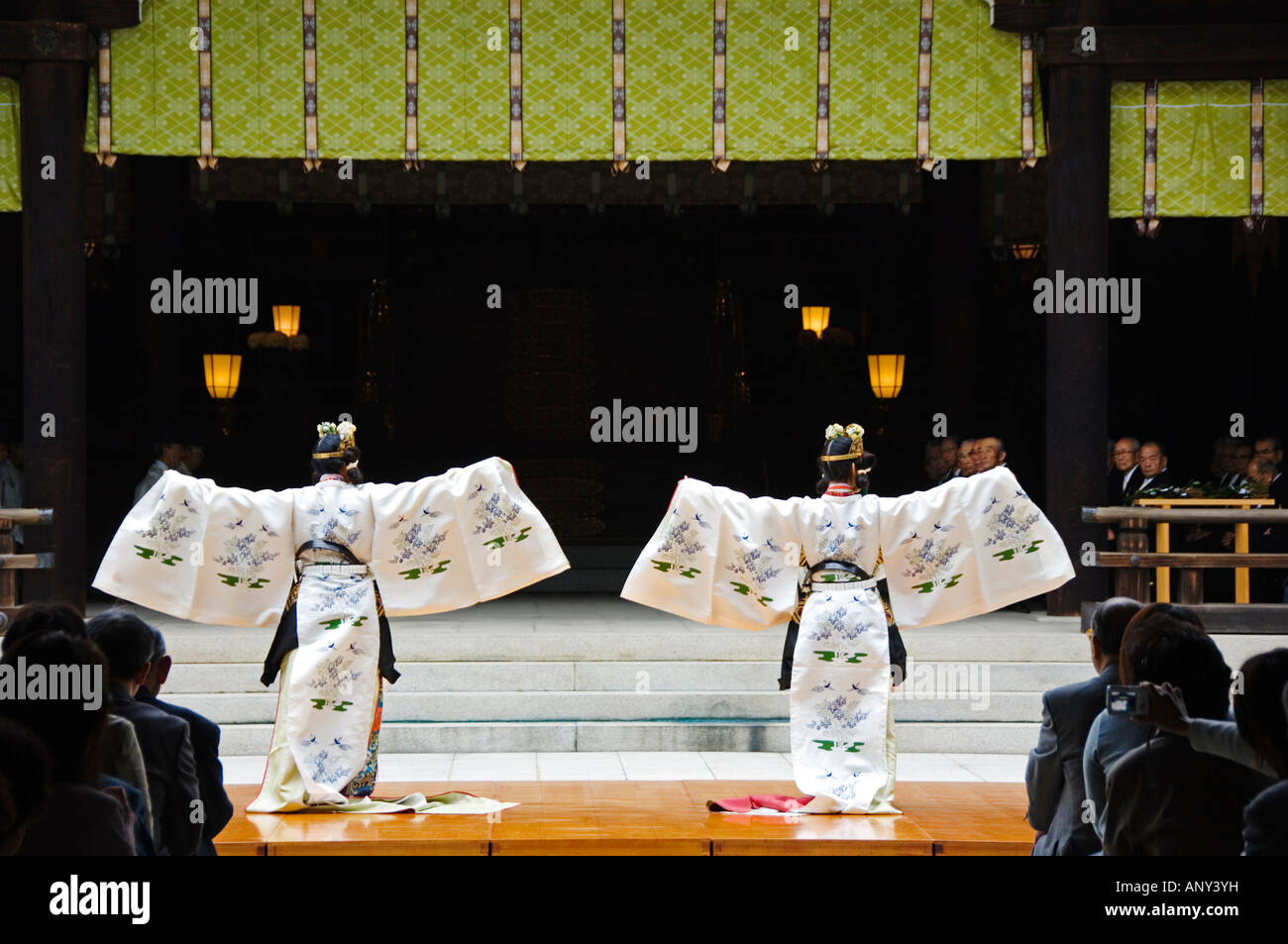 L'île de Honshu, Japon, Tokyo, Harajuku District. Meiji Shrine - dédié à l'empereur Meiji en 1920 - danse par Shrine Maidens. Banque D'Images