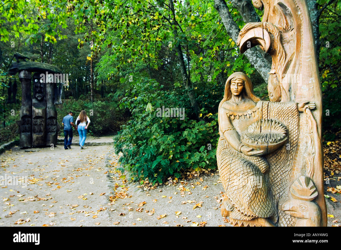 La Lituanie, la Courlande, Juordkrante. Sculptures sur bois lituanien de conte sur la Colline des Sorcières (Raganu Kalnas). Banque D'Images
