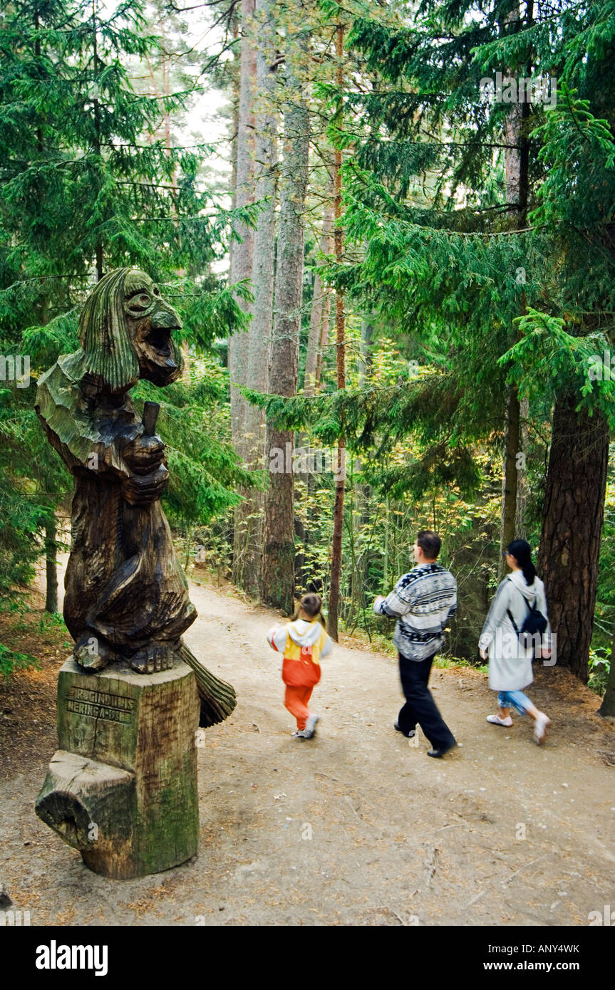 La Lituanie, la Courlande, Juordkrante. Sculptures sur bois lituanien de conte sur la Colline des Sorcières (Raganu Kalnas). Banque D'Images