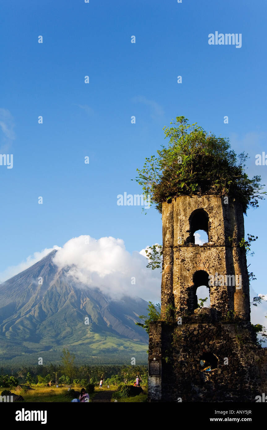 Aux Philippines, l'île de Luzon, Bicol Province. Cagsawa Beffroi Église Ruines et mont Mayon (2462m). Près de parfait cône du volcan. Banque D'Images