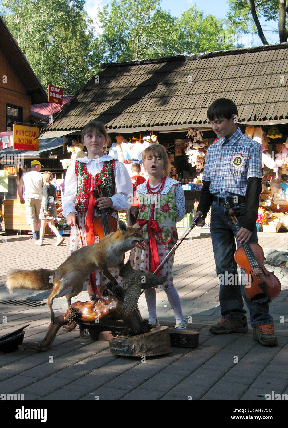 Pologne Zakopane Tatras ville Mt Rue Krupowki enfants effectuant Banque D'Images