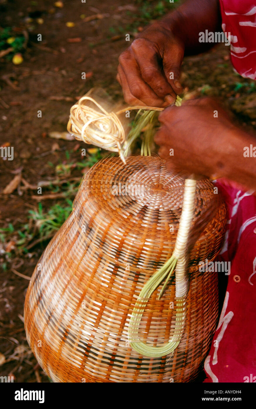 Des paniers Indiens caraïbes de l'arouma reed, territoire, Nation Caraïbe  La Dominique, Caraïbes Photo Stock - Alamy