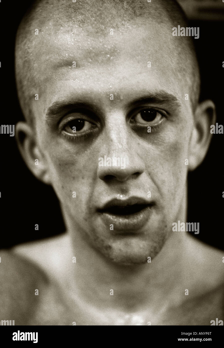 Une forte moody noir et blanc portrait of a male boxer. Banque D'Images