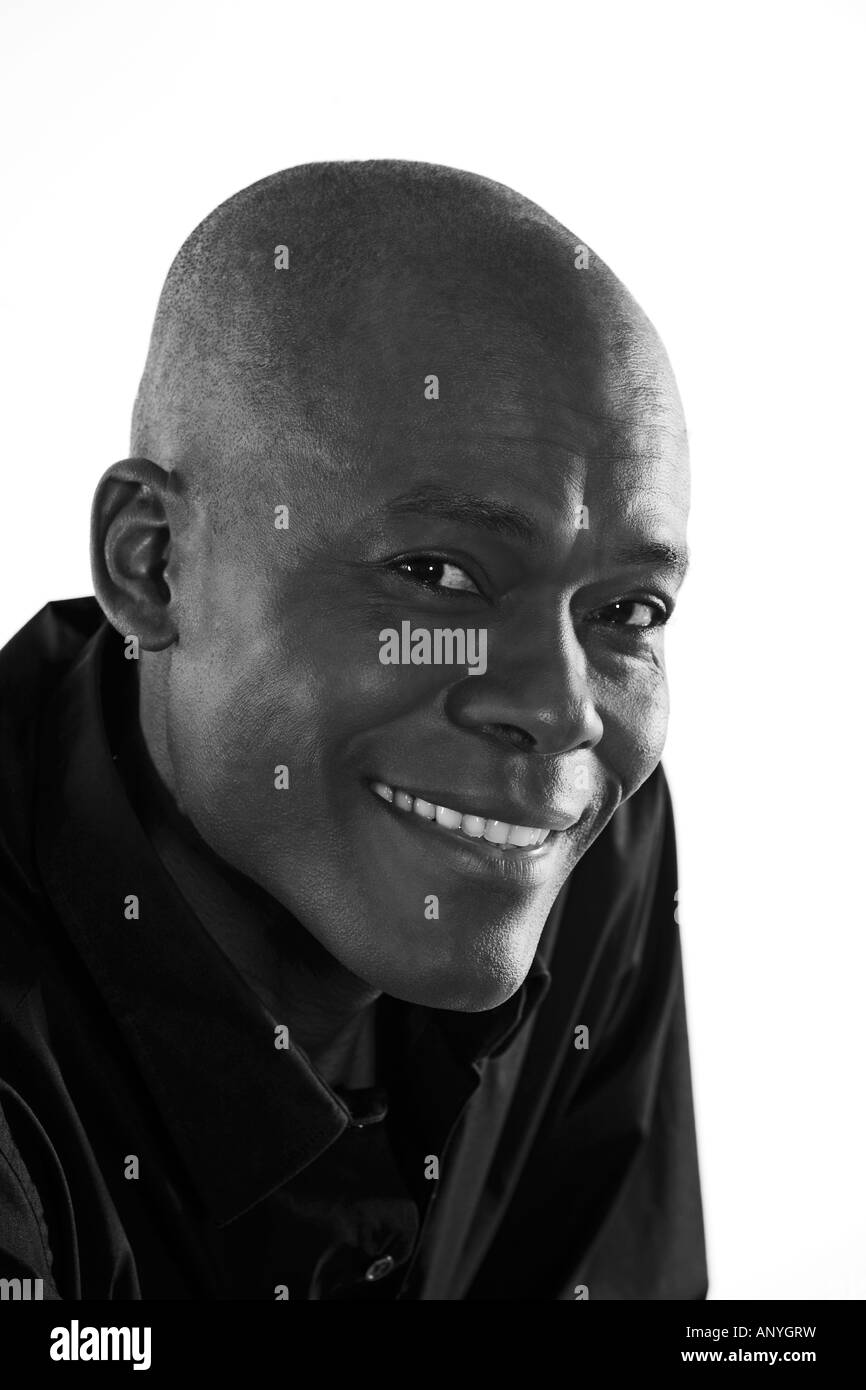 Studio shot portrait of a smiling Handsome Man Afro quarante avec une chemise noire Banque D'Images