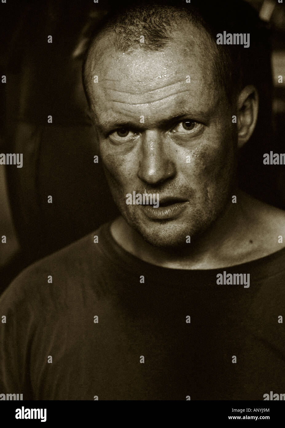 Une forte moody noir et blanc portrait of a male boxer. Banque D'Images