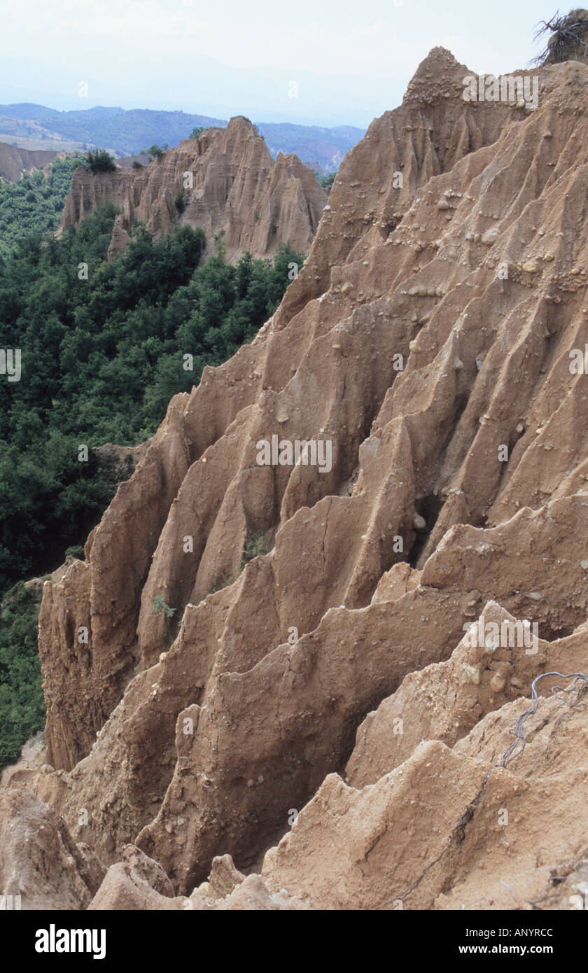 Pyramidal caractéristique de falaises de grès à Melnik Bulgarie Banque D'Images